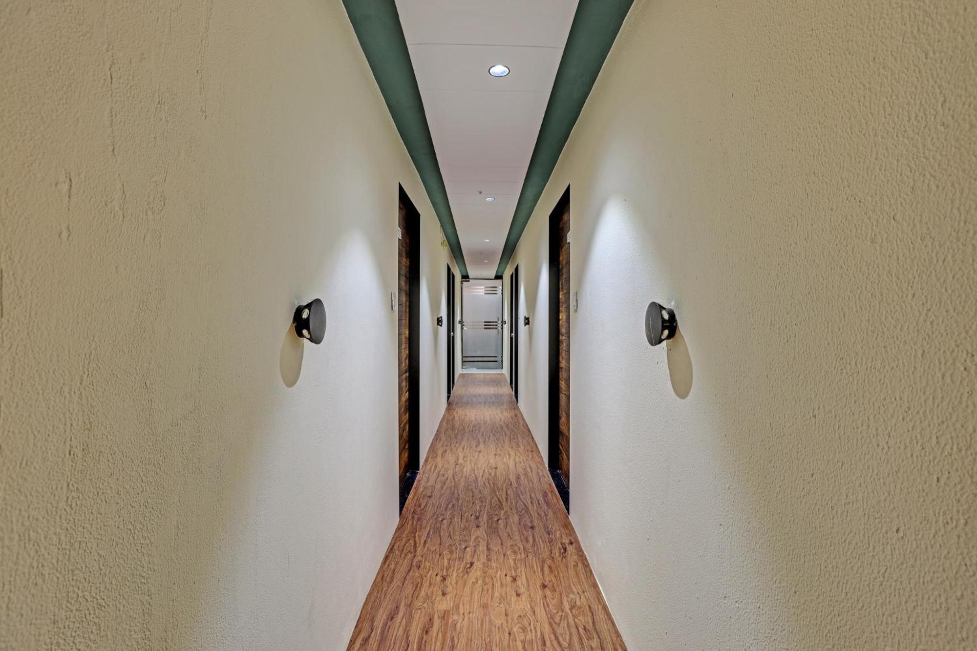 Collection O Hotel Swarg 수라트 외부 사진
