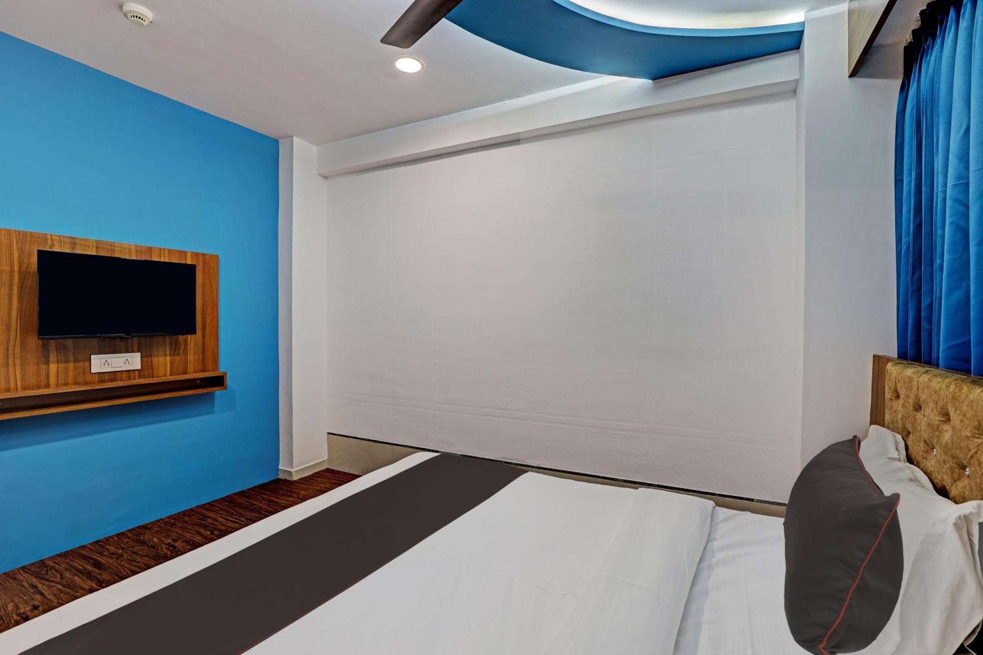 Collection O Hotel Swarg 수라트 외부 사진