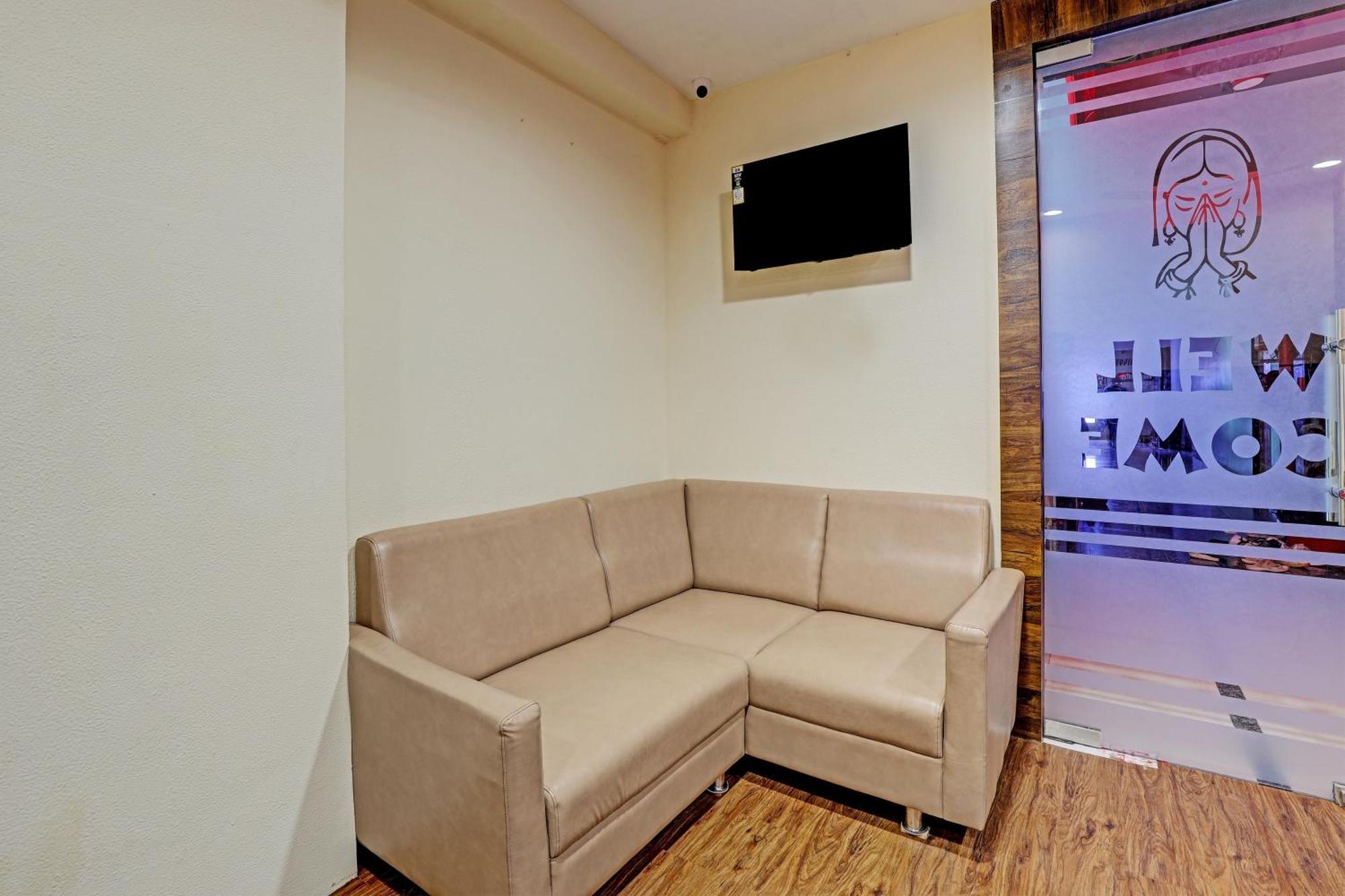 Collection O Hotel Swarg 수라트 외부 사진